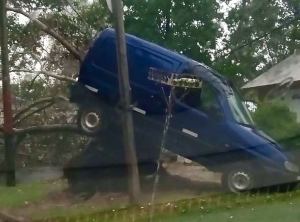 Tormenta e insólito accidente: una camioneta quedó "trepada" a un árbol caído 